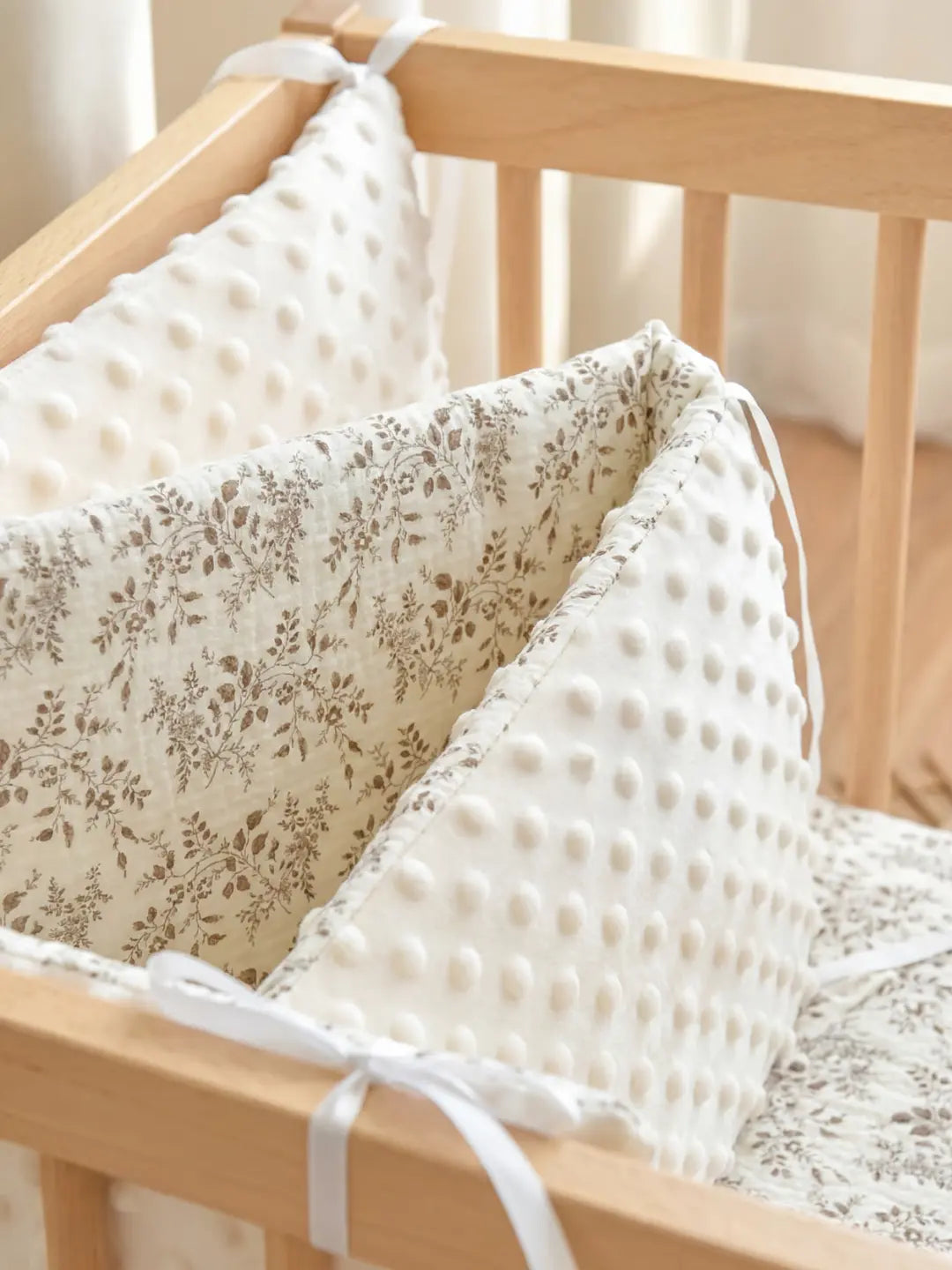 Tour de Lit Matelassé avec motifs floraux installé dans un berceau