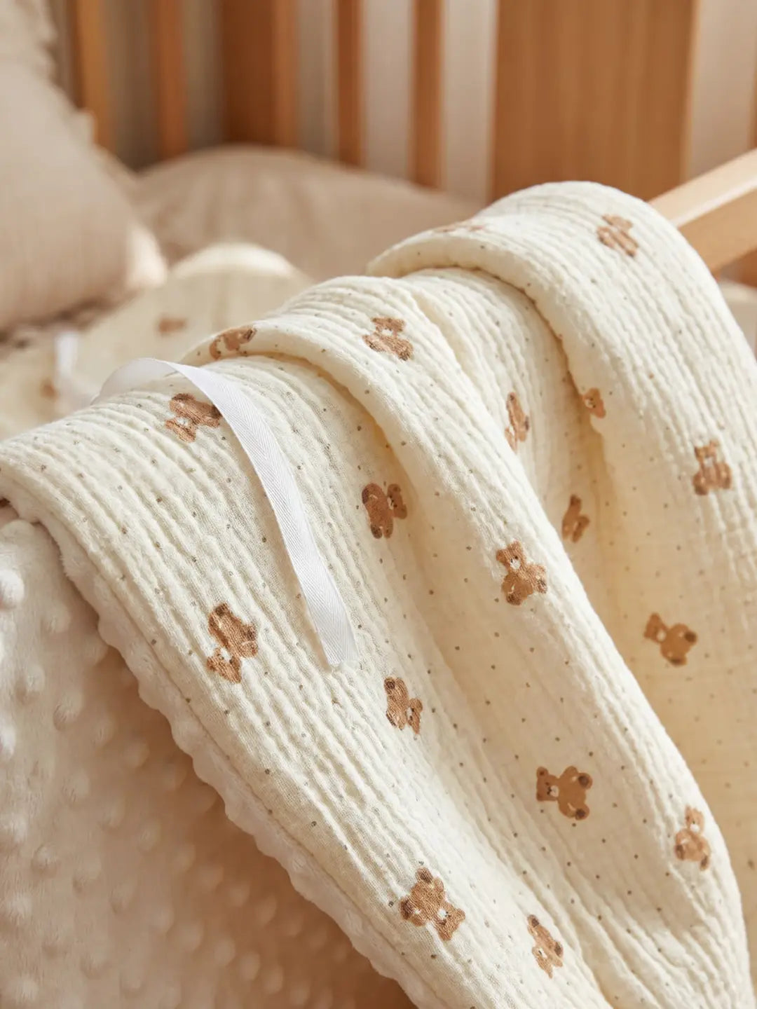 Tour de Lit Matelassé beige avec motifs d'ours installé dans un berceau