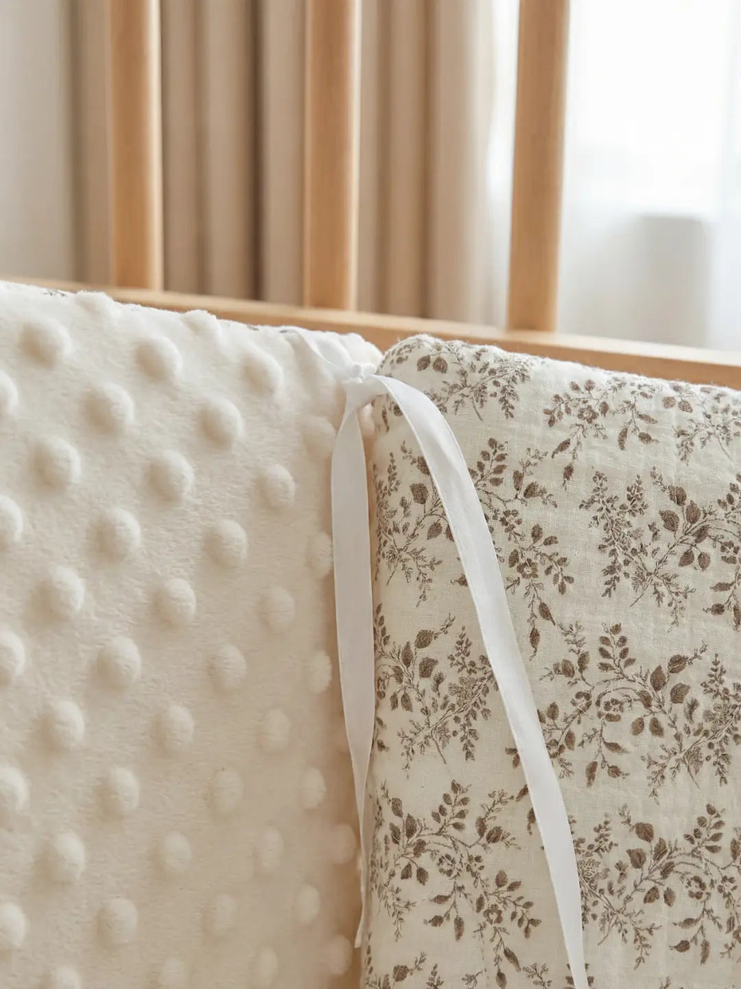 Tour de Lit Matelassé avec texture à motifs fleuris et pois