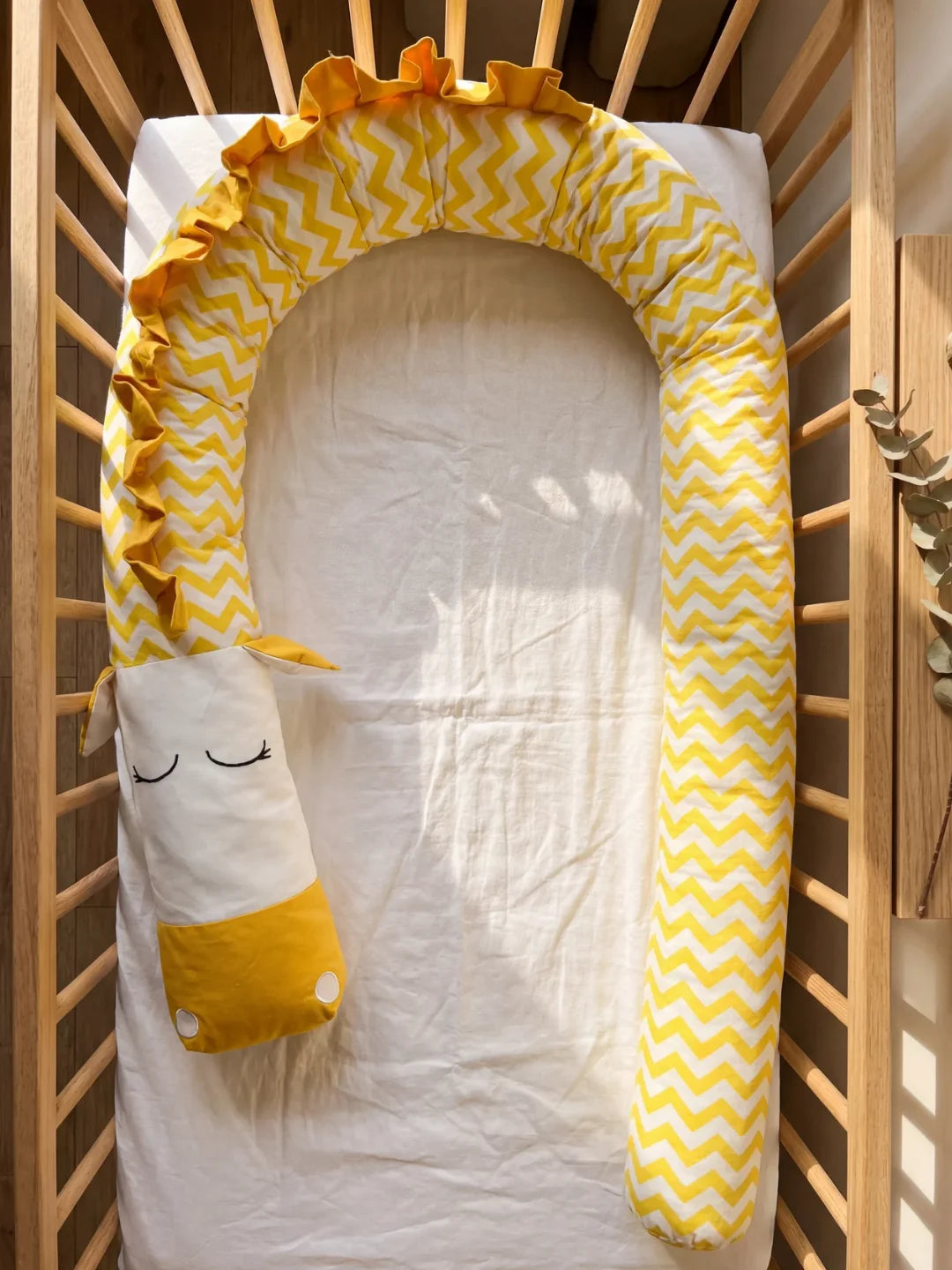 Tour de lit traversin bébé en coton motif chevron jaune dans lit à barreaux