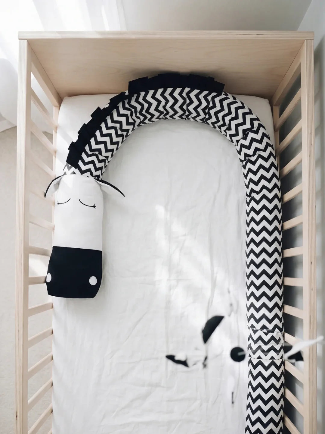 Tour de lit traversin bébé en coton motif chevron noir et blanc dans lit