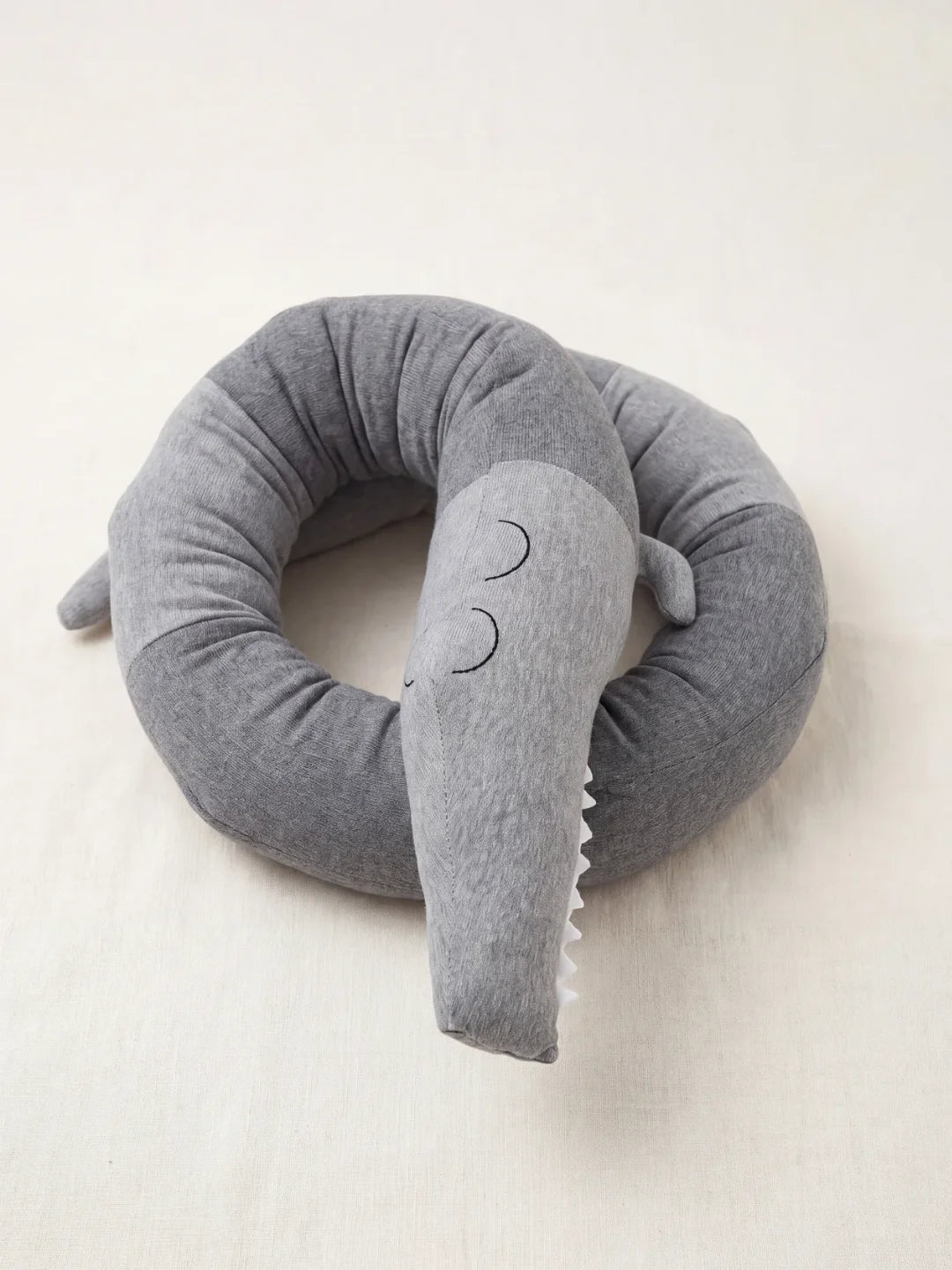 Tour de lit traversin bébé en forme de crocodile gris en jersey enroulé