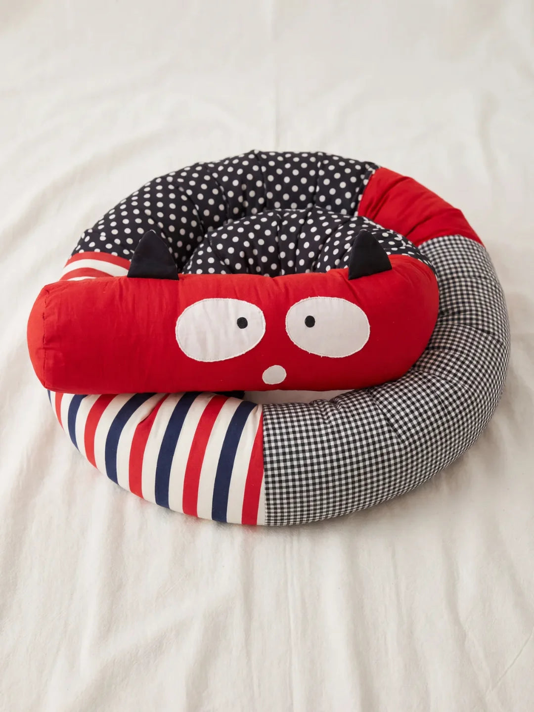 Tour de lit traversin bébé en forme de monstre rouge avec patchwork à pois et rayures