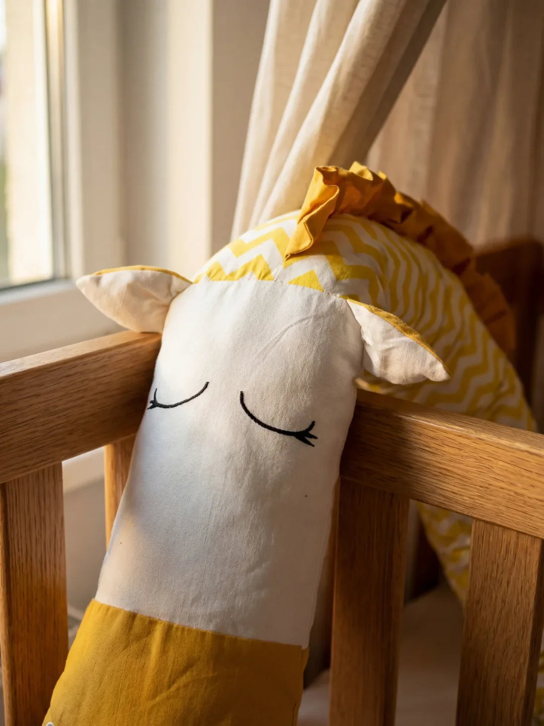 Détail tête animale du tour de lit traversin bébé chevron jaune et blanc