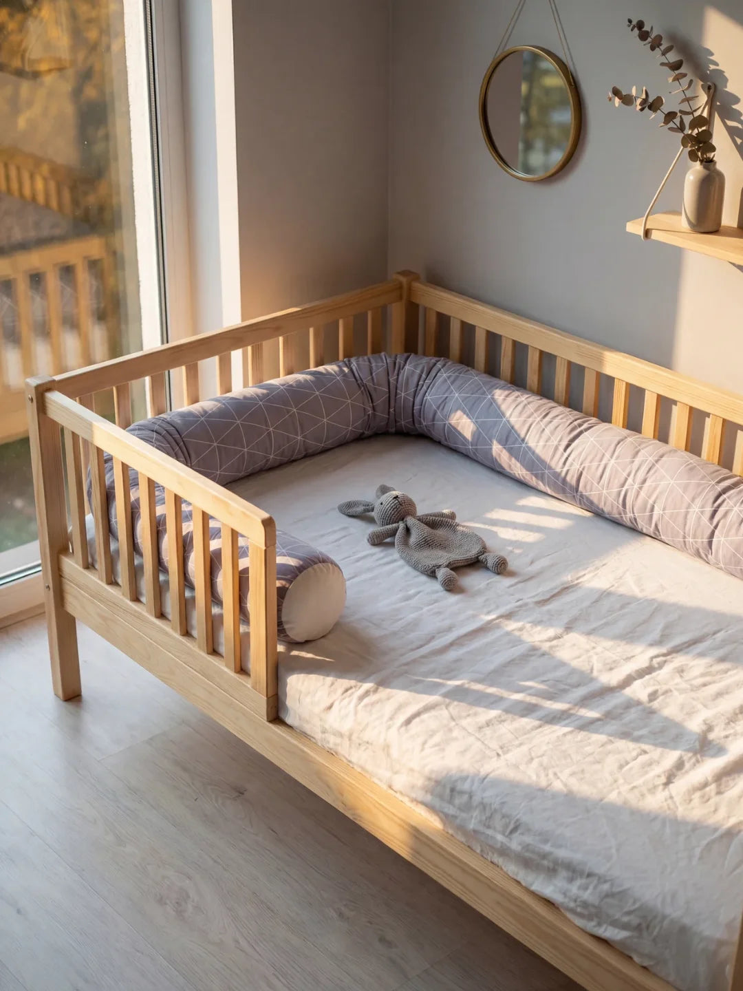 Tour de lit traversin géométrique gris dans lit enfant en bois naturel