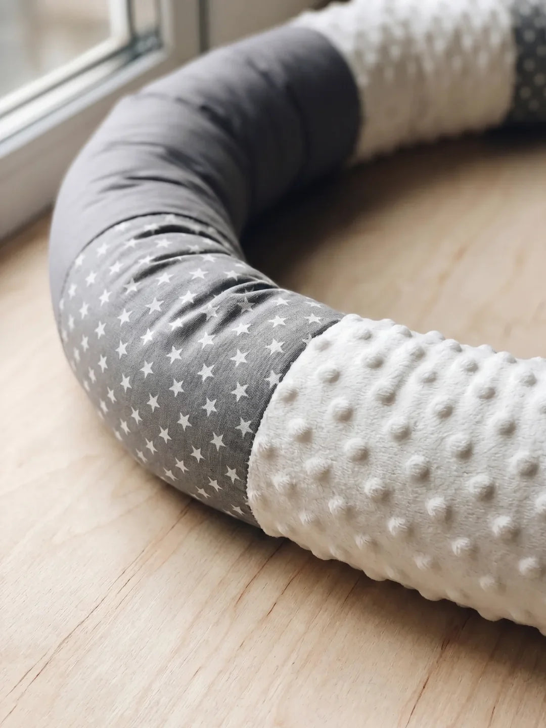 Détail tissu velours minky blanc et coton gris étoiles du tour de lit traversin