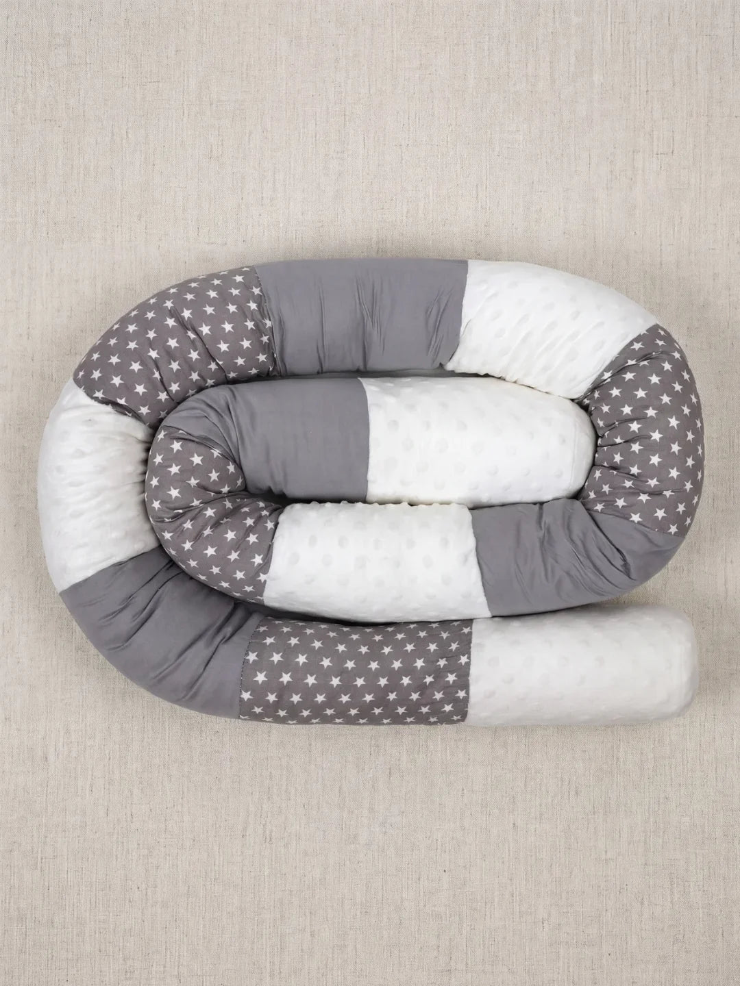 Tour de lit traversin velours minky gris et blanc enroulé avec motif étoiles