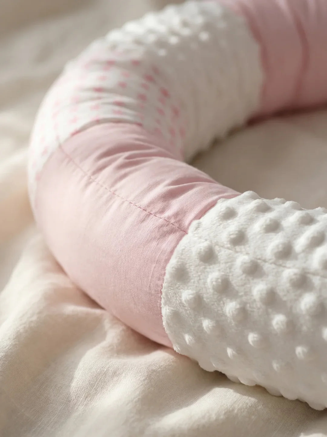 Détail tissu velours minky blanc et coton rose du tour de lit traversin bébé