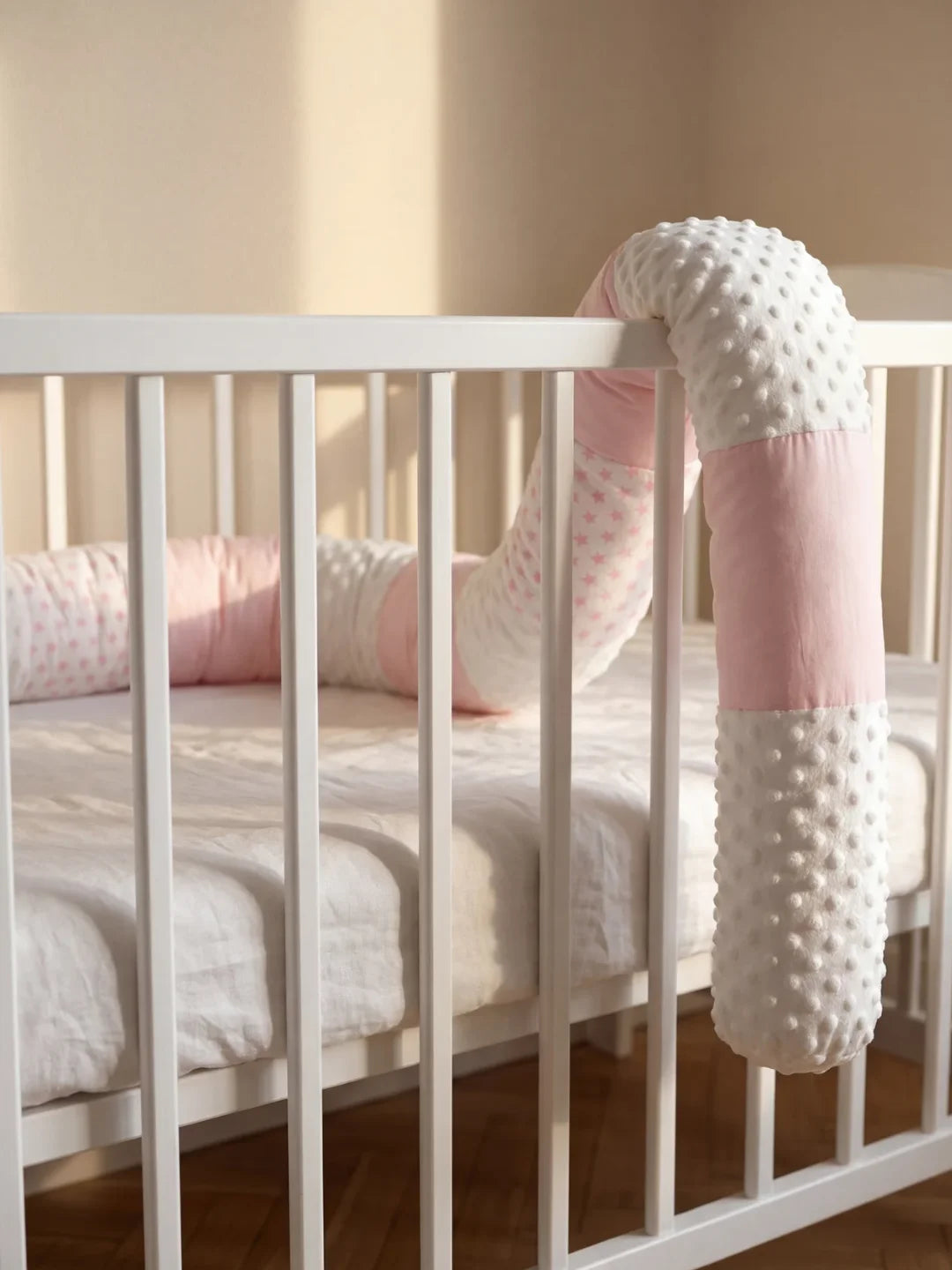 Tour de lit traversin velours minky rose étoiles dans lit à barreaux blanc