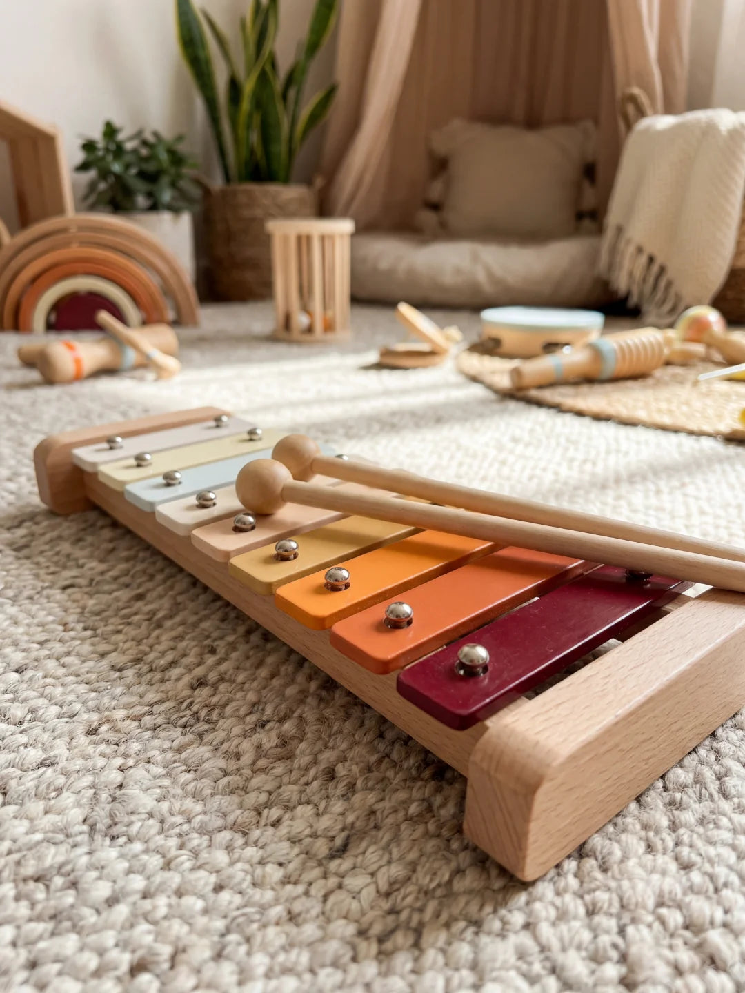 Vue rapprochée d'un xylophone en bois aux couleurs pastel pour l'apprentissage musical.