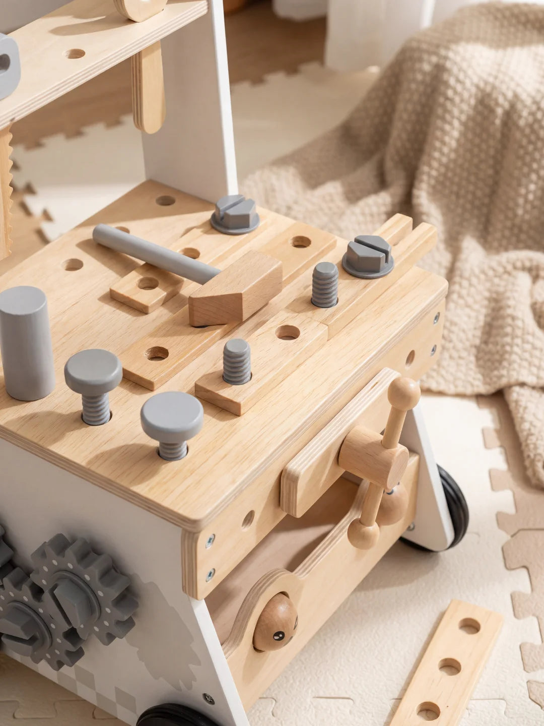 Détails des engrenages gris et des accessoires de bricolage du chariot de marche Le P'tit Bricoleur.